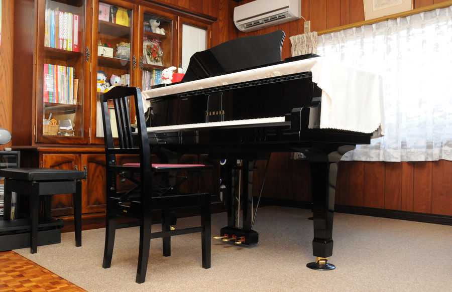 ヤマハ グランドピアノ(C3)を使用しております。